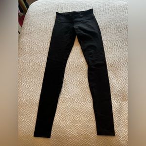 Lululemon plain black long legging size 6. Perfect condition